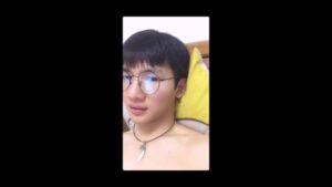 【ゲイ動画ビデオ】メガネの可愛すぎるアジア系童顔美少年だけど、ペニスはギンギンでっかいイチモツ！