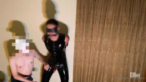 【ゲイ動画ビデオ】レザー拘束具で全身をがっちがちに固められた筋肉野郎の巨根を、手コキと電マで徹底的に嬲る！