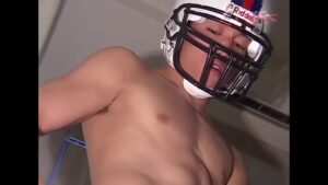 【ゲイ動画ビデオ】アメフトメットで素顔を隠したノンケスジ筋イケメンの巨根をフェラで勃起させ、ちんぐり返しでケツマンに挿入させることに成功！