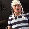 【ゲイ動画】壁穴から突き出した勃起チンポを連続フェラチオ！　果てなき顔射に顔面がドロドロになってゆくラガーマンユニフォームのスジ筋イケメン！