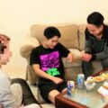 【ゲイ動画】親友が眠っている横でバック姦！　筋肉イケメンのスリリングな巨根立ちバックファックで大興奮！