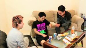 【ゲイ動画ビデオ】親友が眠っている横でバック姦！　筋肉イケメンのスリリングな巨根立ちバックファックで大興奮！