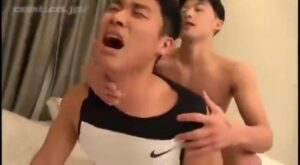 【ゲイ動画ビデオ】ベッド争奪戦で喧嘩していたら、いつしかイチャイチャセックスになっちゃってたスジ筋イケメンと筋肉美青年www