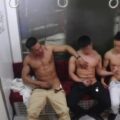 【ゲイ動画】ガチムチマッチョ二人に両脇から乳首を弄られフル勃起するスジ筋野郎、電車内3Pファックでケツマンがめくれ上がるほどの激ピス痴漢！