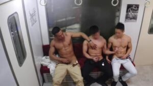 【ゲイ動画ビデオ】ガチムチマッチョ二人に両脇から乳首を弄られフル勃起するスジ筋野郎、電車内3Pファックでケツマンがめくれ上がるほどの激ピス痴漢！