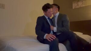 【ゲイ動画ビデオ】アフター5はスーツのままベッドの上でオーラルセックス♪　スーツリーマン筋肉イケメンのイチャイチャ前戯！