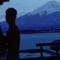 【ゲイ動画】美しい山が見える絶景ホテルの浴室でペッティングを楽しむ、筋肉イケメンゲイカップル♪