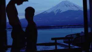 【ゲイ動画ビデオ】美しい山が見える絶景ホテルの浴室でペッティングを楽しむ、筋肉イケメンゲイカップル♪
