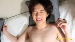 【ゲイ動画ビデオ】激カワ過ぎるモロ感美少年のむっちり桃尻を巨根で貫くゴーグルマンのぶっかけファック！