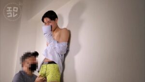 【ゲイ動画ビデオ】ノンケ筋肉イケメンをナンパし服を脱がせたら、レモンパンツがwww　巨根をねっとりスッポンフェラで抜く！