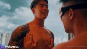 【ゲイ動画ビデオ】タトゥーで掘り尽くされた逞しい腕で腰を抱き、力づらいピストンを打ち込むアジア系スジ筋マッチョイケメン！