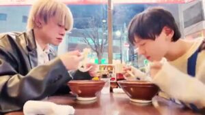 【ゲイ動画ビデオ】バーで働くイケメン彼氏をじっと待って、セックスにラーメンデートでイチャイチャする子犬のようなジャニーズ系スリ筋美少年♪