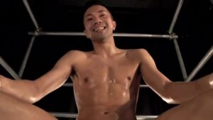 【ゲイ動画ビデオ】凄まじいガチムチマッチョイケメンに50の質問、そして輪姦ハードファックでアナルを徹底的に巨根で擦る！