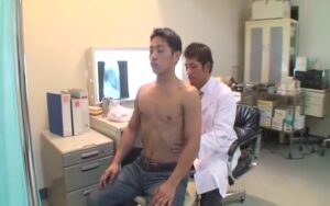 【ゲイ動画ビデオ】疼くアナルを巨根で埋め尽くされない！　輪姦願望のあるスジ筋マッチョイケメンが二人のガチムチにぐちゃぐちゃアヌスを掘削される！