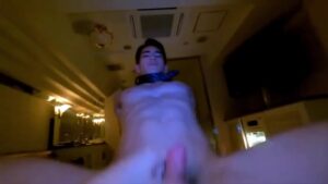 【ゲイ動画ビデオ】セックスマシーンのような激しい律動でアナルを掘られ続け、アヘ声が止まらない筋肉イケメンのハメ撮り！