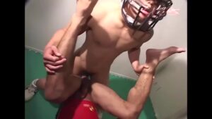 【ゲイ動画ビデオ】男のケツって最高だろ？　ノンケアメフトスジ筋兄ちゃんが毛だらけケツマン初堀り体験！