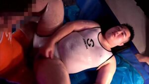 【ゲイ動画ビデオ】三桁確実なぽっちゃり系イケメンくんが、制服を破かれアナルを貫かれ乳首を弄られオラオラファックされる3Pに悶える！