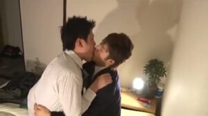 【ゲイ動画ビデオ】DKを卒業して喜ぶイケメンくんだが、父親の浮気相手が男だと知り……父親の巨根が、息子のアナルに突き刺さる！