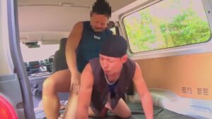 【ゲイ動画ビデオ】カーセックスでも全ドア開放したら青姦だよな？　森にパンパン音を響かせヤリまくるスジ筋イケメン！