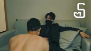 【ゲイ動画ビデオ】拘束、目隠しされた筋肉イケメンか黒ずくめの男に服従フェラチオ！アナルまで差し出し巨根で満たされる！