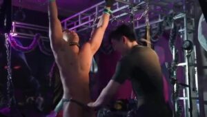 【ゲイ動画ビデオ】超絶格好いいアジア系スジ筋イケメンが、オラオラ系マッチョ兄貴に拘束されてのスパンキング、乳首攻め調教を受ける！
