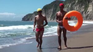 【ゲイ動画ビデオ】筋肉イケメン、美少年がビーチではしゃいで波打ち際で青姦！　太陽の下で輝く巨根とぽっかり空いたアナル！