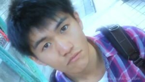 【ゲイ動画ビデオ】幼さの残った顔立ちの筋肉イケメンくん、撮影直後でもまだ巨根がフル勃起状態を維持！