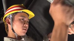 【ゲイ動画ビデオ】ムラムラしたらそれがヤリどき！　水回り修理工の筋肉イケメン、明らかにゲイの客に巨根をしゃぶらせファック！