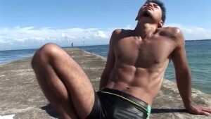 【ゲイ動画ビデオ】太陽で焼けた鋼のようなスジ筋ボディーが魅力的過ぎる野獣イケメンが、海で、森で、トラックで、肉体美を見せつける！