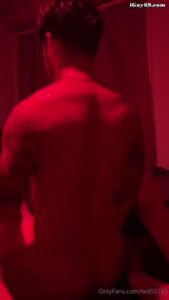 【ゲイ動画ビデオ】赤い照明の部屋でやんちゃ系兄貴がスリ筋美少年彼氏のアナルを激突きするファックを自撮り！