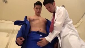 【ゲイ動画ビデオ】これは医療行為だから、セクハラでもレイプでもないよ？　変態医師の巨根にアナルを貫かれ餌食になった筋肉イケメンアスリートたち！