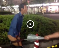 【Vine動画】路上で巨根出したスリムイケメンの股間をやんちゃ系ガチムチ筋肉イケメンが傘で殴る暴挙に出たｗ