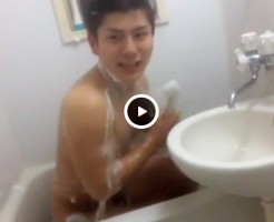 【Vine動画】シャワー浴びてる筋肉イケメンに突撃したら、モロ出し巨根撮れちゃったｗ