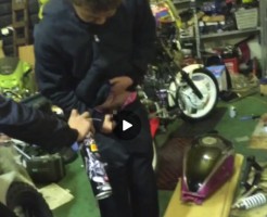 【Vine動画】バイク工房で巨根を冷却するやんちゃ系筋肉イケメンw