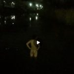 【Vine動画】夜の池で全裸になって平泳ぎしちゃう筋肉マッチョイケメンの引き締まったお尻に視線が釘付けｗ
