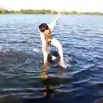 【Vine動画】巨根フルチンで川に入って出られないやんちゃ系筋肉イケメンたちｗ