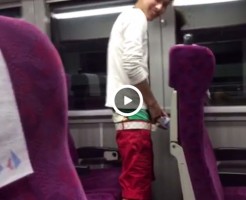 【Vine動画】電車内で我慢出来ずにペットボトルへ放尿するやんちゃ系金髪イケメンくんｗ