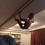 【Vine動画】筋肉マッチョの坊主美少年が天井に張り付く修行の成果を見せたｗ