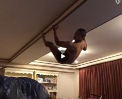 【Vine動画】筋肉マッチョの坊主美少年が天井に張り付く修行の成果を見せたｗ