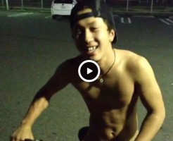 【Vine動画】野外でスジ筋イケメンが全裸で自転車に乗って英語を喋る新しいスタイルｗ
